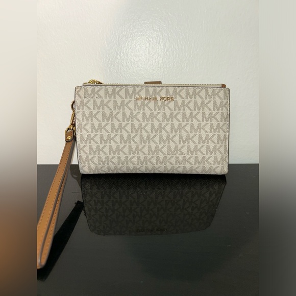 Michael Kors Wristlet - Picture 1 of 3
